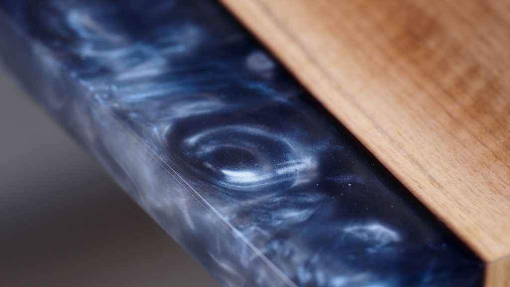 Présentation d'un bureau fait de bois brut et de résine époxy pour le film promotionnel de Stanwood réalisé par Adrien Carré de 908 Films.