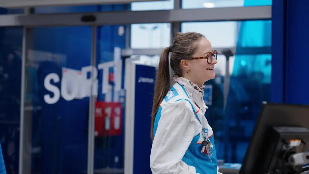 Une collaboratrice du Décathlon de Dinan et Taden s'amuse pendant l'aménagement du magasin pour la vidéo promotionnelle réalisée par 908 Films