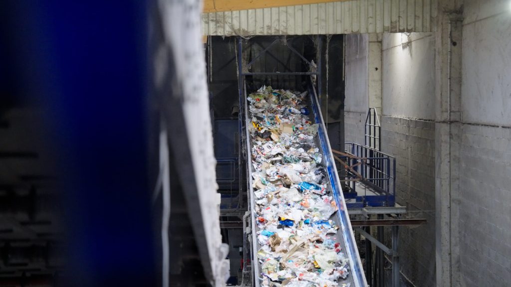 Les déchets recyclables collectés transitant sur des tapis roulants au sein de l'usine de recyclage de la PAPREC au Rheu pour la vidéo promotionnelle du SMICTOM Centre Ouest réalisée par Adrien Carré de 908 Films.