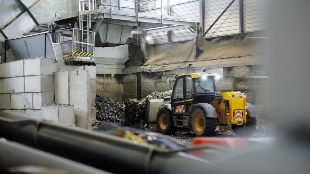 Les déchets ménagers sont stockés et déplacés au sein de l'UVEOR de Gael pour la vidéo promotionnelle du SMICTOM Centre Ouest réalisée par Adrien Carré de 908 Films.