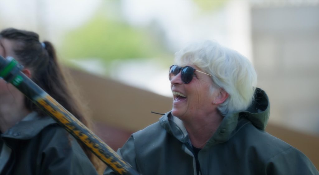 Une collaboratrice du Groupe Vert s'amuse en nettoyant le bardage de chez un client dans la vidéo promotionnelle du Groupe Vert par 908 Films.