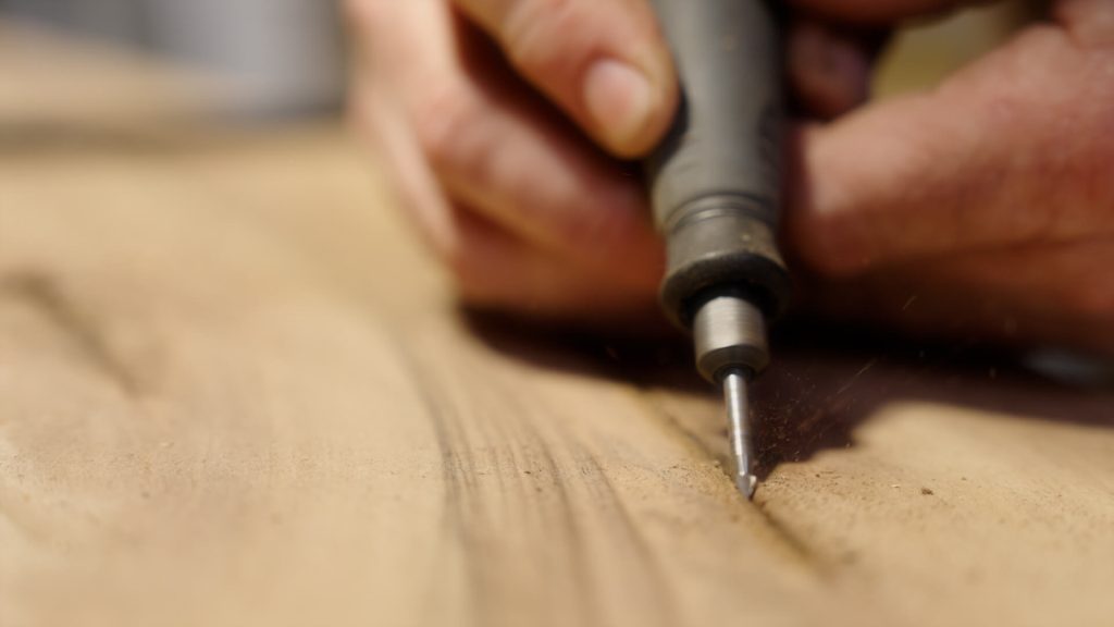 Finitions d'une planche de bois brut par l'artisan pour le film promotionnel de Stanwood réalisé par Adrien Carré de 908 Films.