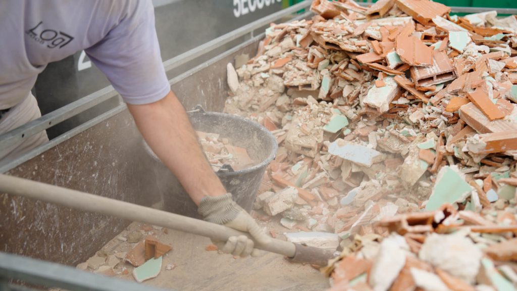 Un homme décharge ses gravats collectés au sein d'une déchetterie du secteur du SMICTOM Centre Ouest pour la vidéo promotionnelle du SMICTOM Centre Ouest réalisée par Adrien Carré de 908 Films.
