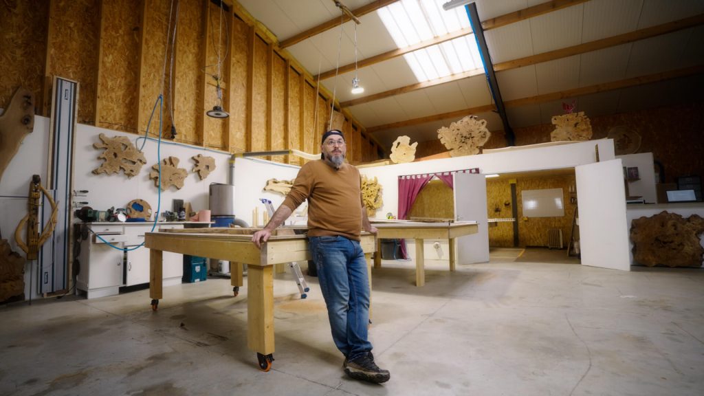 Plan large de Stan, fondateur de Stanwood, dans le cadre de son interview face-caméra pour le film promotionnel de Stanwood réalisé par Adrien Carré de 908 Films.