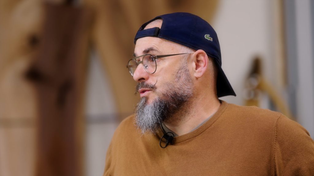 Plan serré de l'interview de Stan, fondateur de Stanwood, pour le film promotionnel de Stanwood réalisé par Adrien Carré de 908 Films.