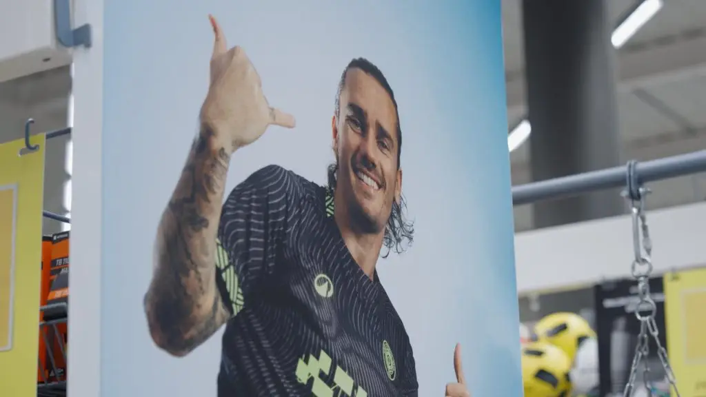 Affiche de l'égérie Décathlon France, Antoine Griezmman, filmée au Décathlon de Dinan et Taden pour la vidéo promotionnelle réalisée par 908 Films