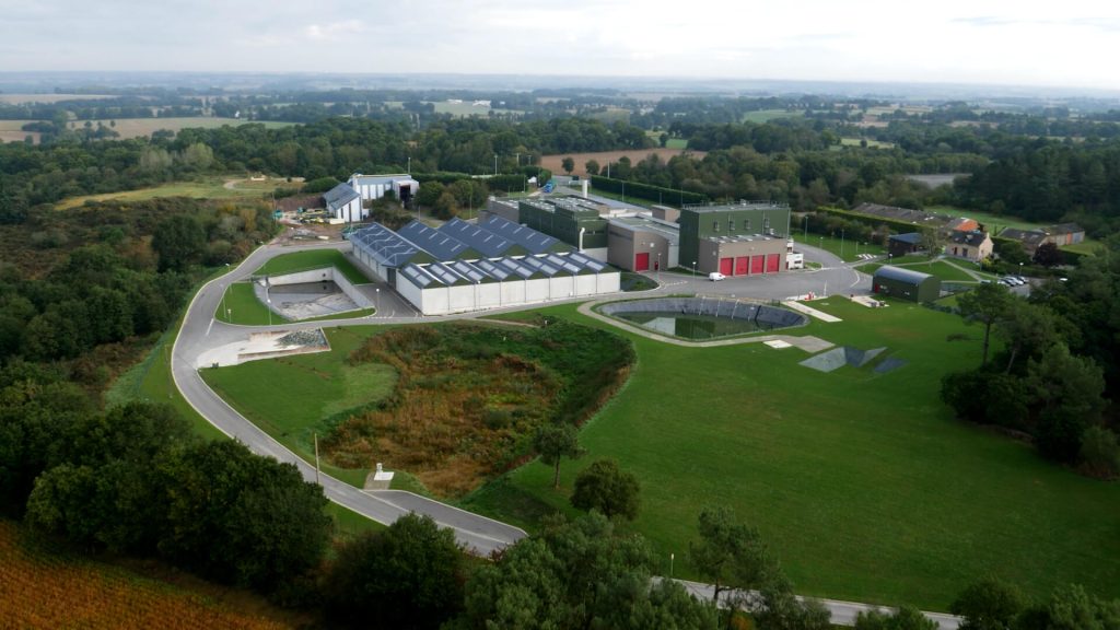 Vue aériennes de l'UVEOR de Gael réalisée pour la vidéo promotionnelle du SMICTOM Centre Ouest réalisée par Adrien Carré de 908 Films.
