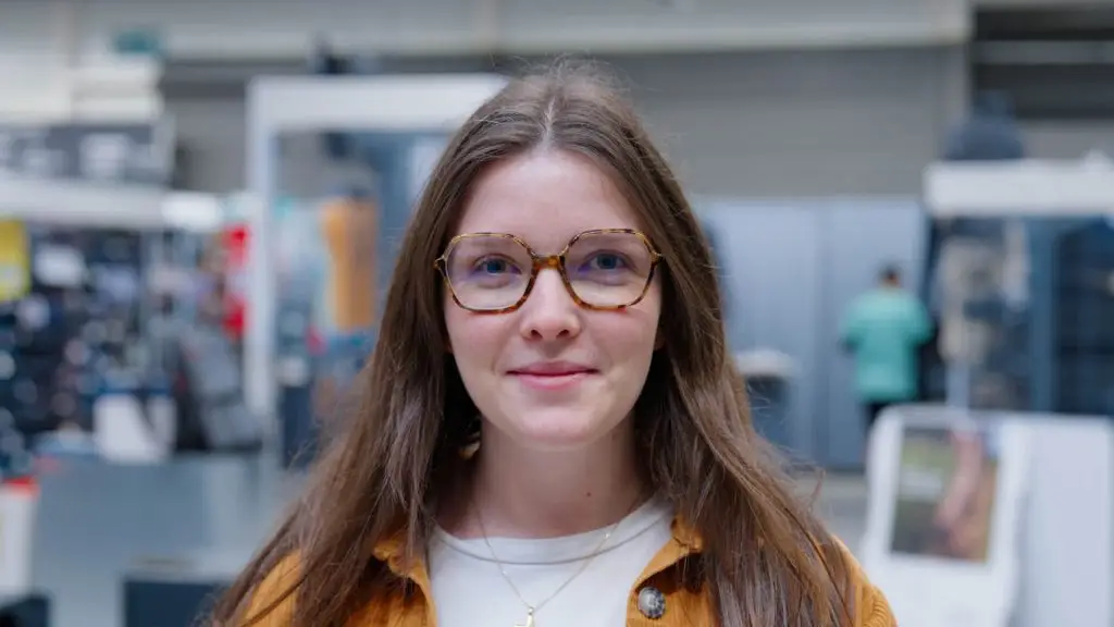 portrait face-caméra d'une collaboratrice du Décathlon de Dinan et Taden pour la vidéo promotionnelle réalisée par 908 Films