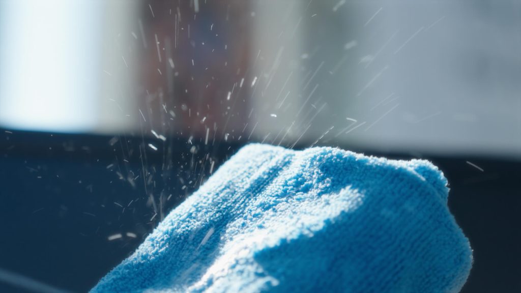 Une collaboratrice du Groupe Vert de Lanvallay prépare son équipement de nettoyage pour nettoyer un bureau chez son client dans le film promotionnel réalisé par Adrien Carré de chez 908 Films.