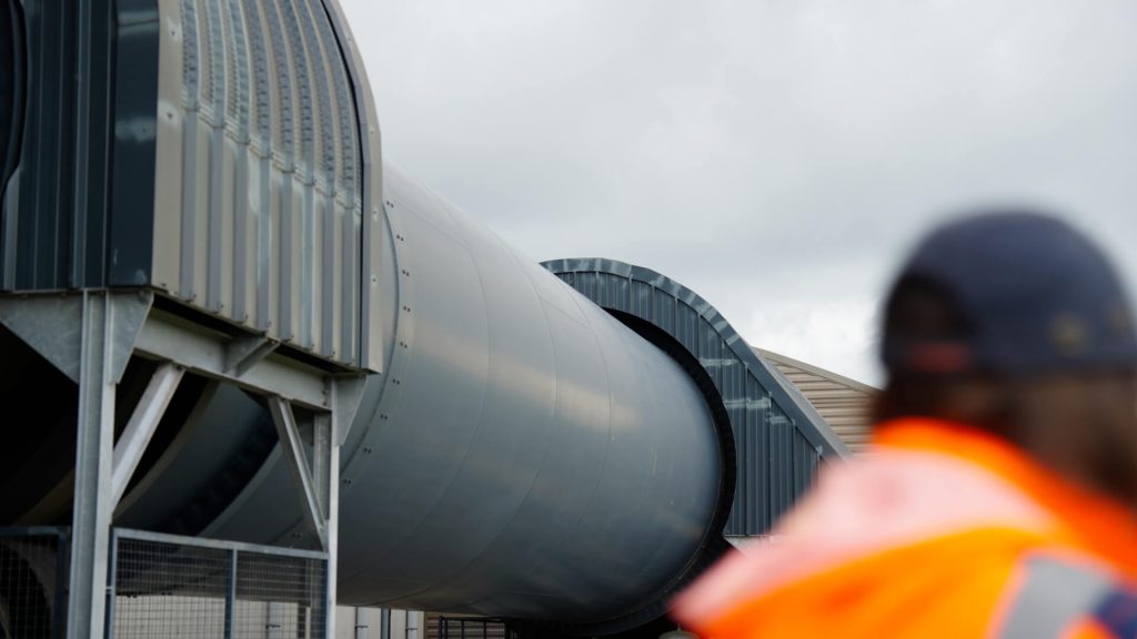 Tunnel de déchiquetage des ordures ménagères de l'UVEOR de Gael en marche pour la vidéo promotionnelle du SMICTOM Centre Ouest réalisée par Adrien Carré de 908 Films.