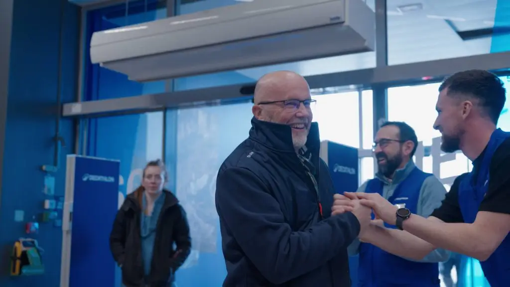 Arrivée des premiers visiteurs du Décathlon de Dinan et Taden à la ré-ouverture du magasin pour la vidéo promotionnelle réalisée par 908 Films