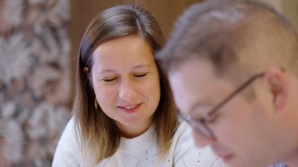 Floriane et Morgann, co-gérants d'LB Créations, en pleine réflexion sur un plan de cuisine et d'agencement, mis en avant dans la vidéo promotionnelle d'LB Créations par Adrien Carré, vidéaste chez 908 Films.