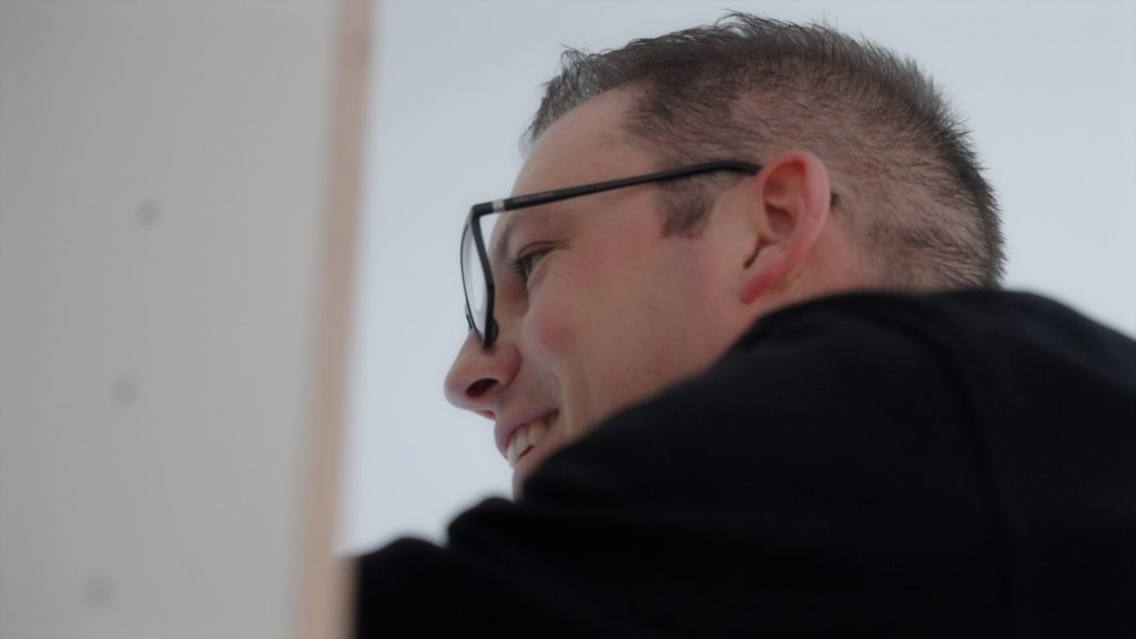 Morgann, co-gérant d'LB Créations, en pleine pose de cuisine chez un client, mis en avant dans la vidéo promotionnelle d'LB Créations par Adrien Carré, vidéaste chez 908 Films.