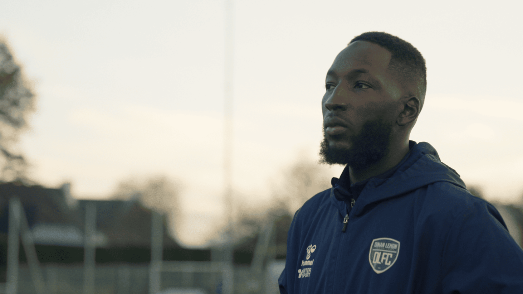 Un des coachs de football du Dinan Léhon FC regardent ses joueurs réaliser un exercice