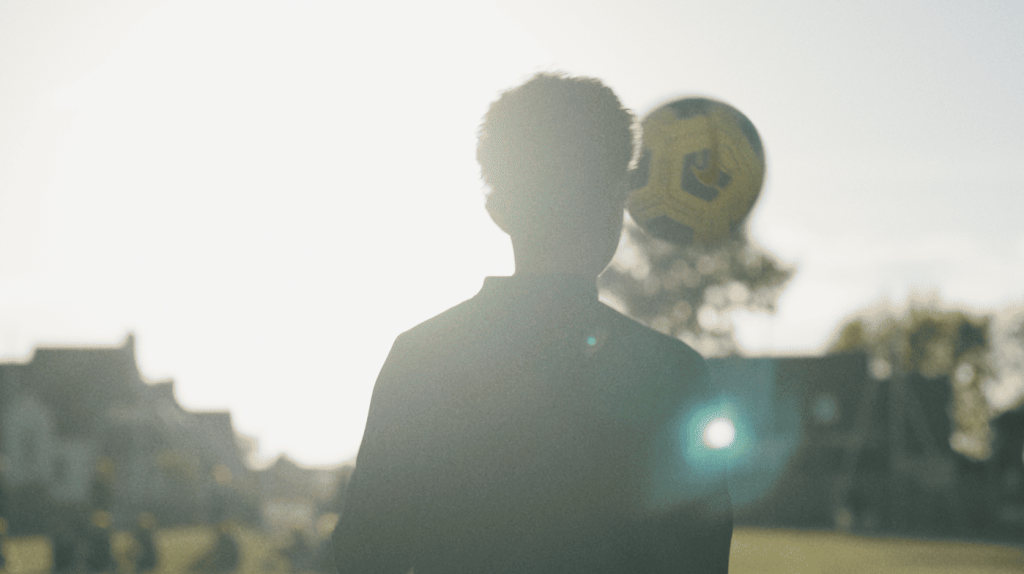 Un jeune joueur du Dinan Léhon FC jongle avec un ballon de football pour se préparer à son entraînement