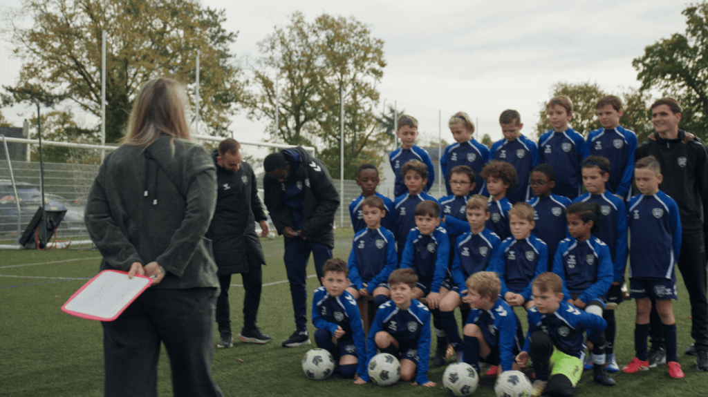 Les U10 du Dinan Léhon FC se préparent pour la photo de groupe qui sera publiée pour l'album du club.